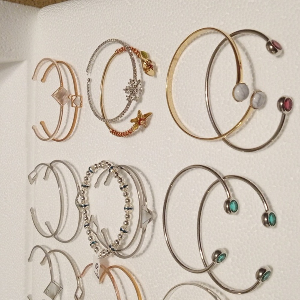 A2#.  25 NEW Bracelets - Picture 4 of 8